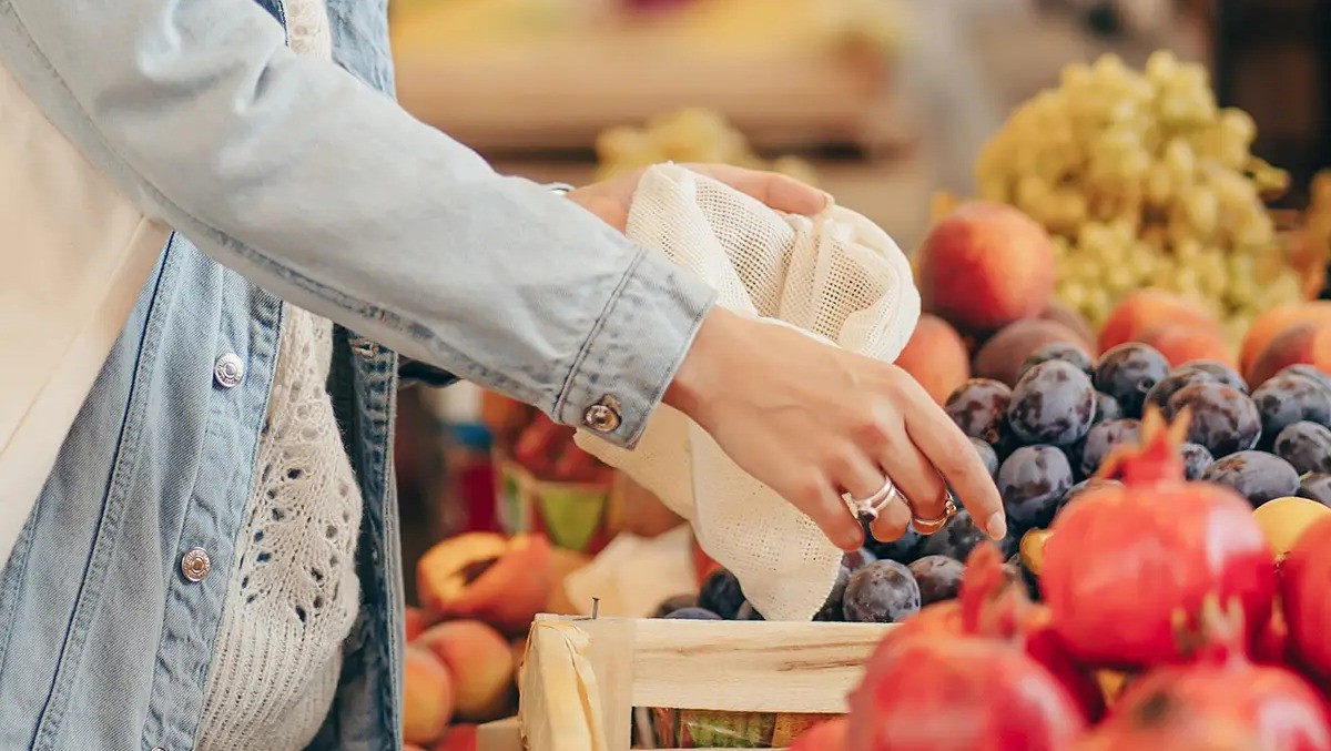 Consumer Eating Consumers want to eat healthy, but face key barriers